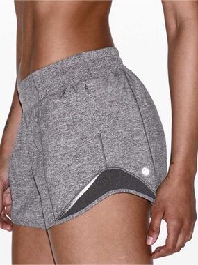Lululemon Hotty Hot Short II Sz 4 *2.5"